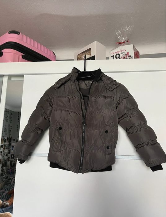 ciepła,czarna kurtka z kapturem dla chłopca rozmiar 104/110/116