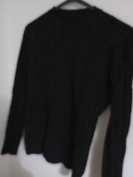 Camisola preta com relevos