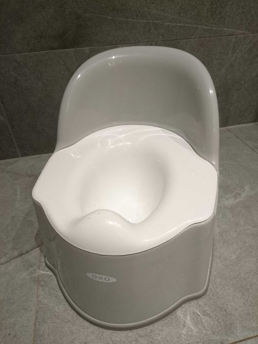 Nocnik oxo z oparciem