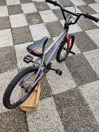 BMX cinza e vermelha