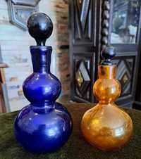 Dois frascos antigos de cor azul e ambar