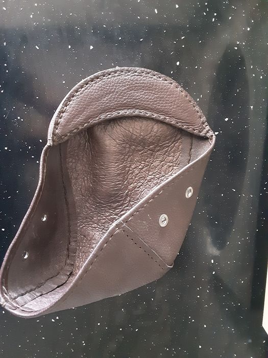 Bone em cabedal cozido a mão cor castanha