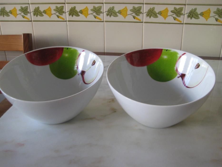2 Saladeiras + 2 Travessas louça maçãs (Nunca usadas)