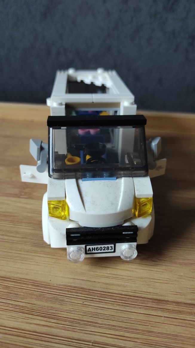 Klocki LEGO City Kamper