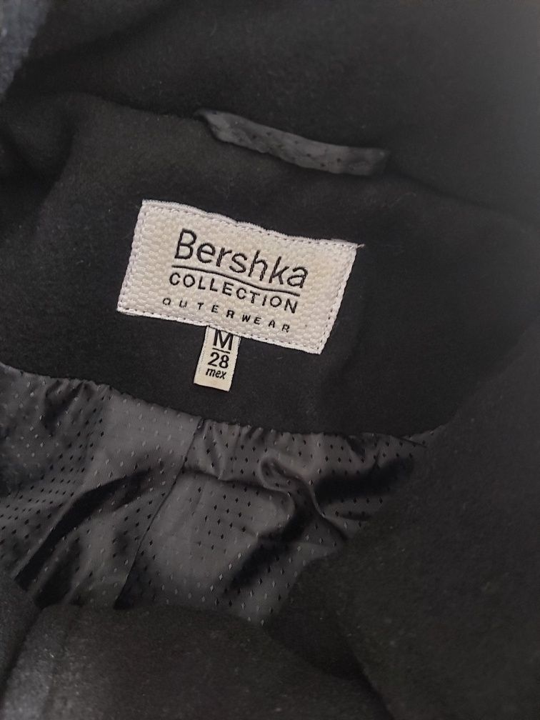 Czarny płaszcz Bershka M