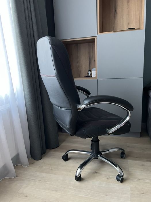 Продам офісне крісло з кожзама