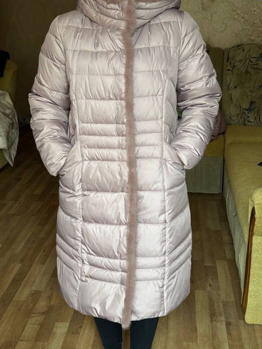 Зимове жіноче пальто пудрово-рожевого кольору.