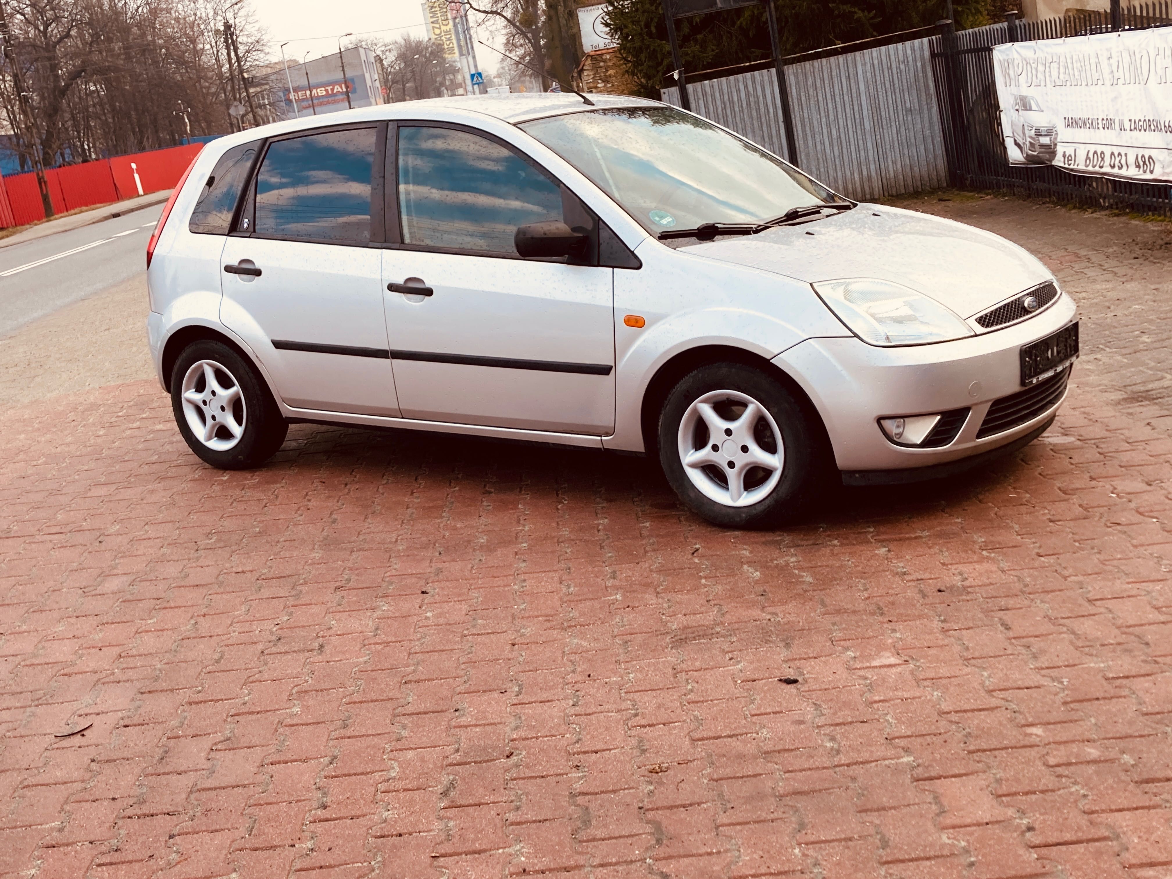 sprzedam Ford Fiesta  piekną fieste ghia rok 2002 1,3 klima zadbany