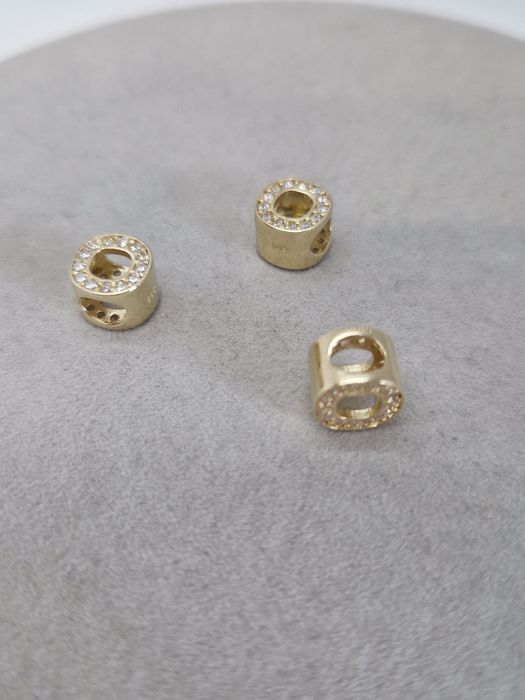 Nowy złoty charms litera O