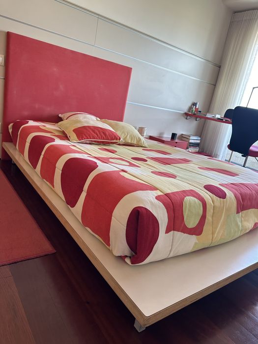 Cama de corpo e meio (base, colchão, cabeceira, colcha e almofadas)
