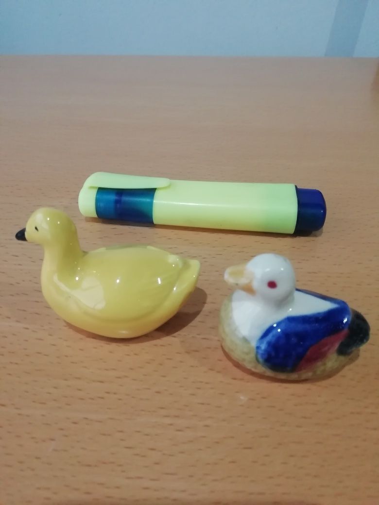 Conjunto de patos em loiça.