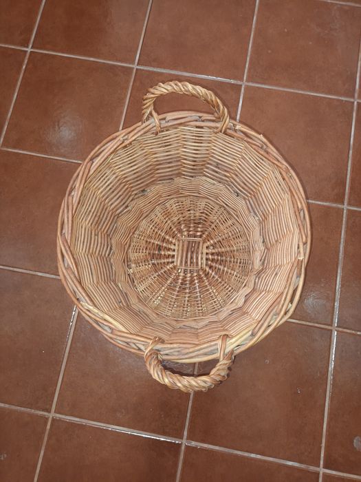 Cesto de verga grande feito e trabalhado à mão