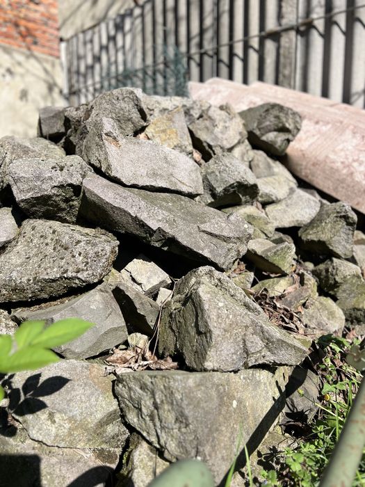 Камінь різних розмірів