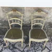 Mesa "Luis XV" e par de cadeiras antigas com palhinha