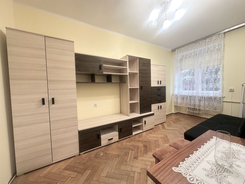 Do wynajęcia M3 z oddzielną kuchnią, idealne dla studentów.