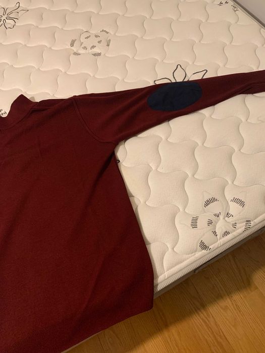 Camisola bordeaux com fecho e cotoveleiras