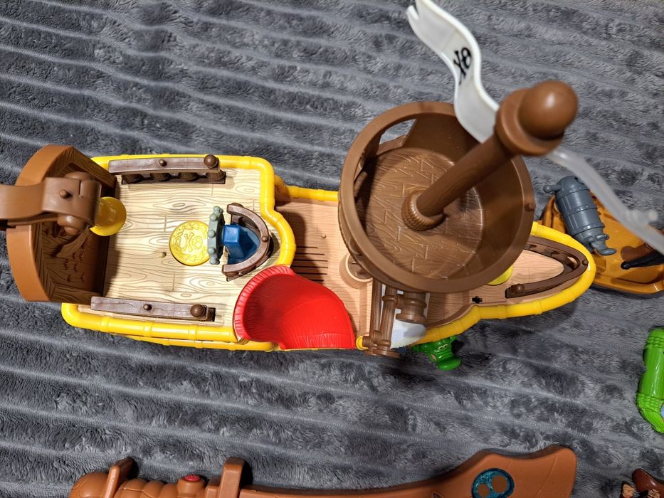 Jake i Piraci Łajbek Gadajacy Statek 42 cm