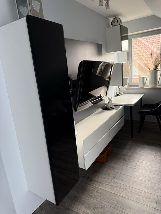 Meble na wysoki polysk wraz z biurkiem