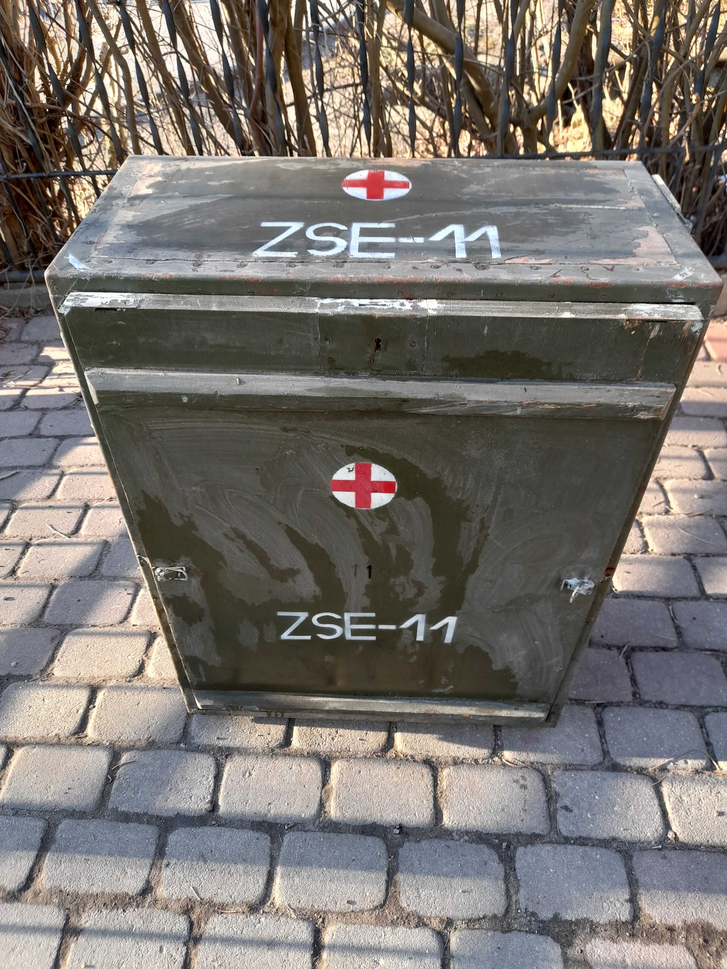 Wojskowa skrzynia z sanitarna.