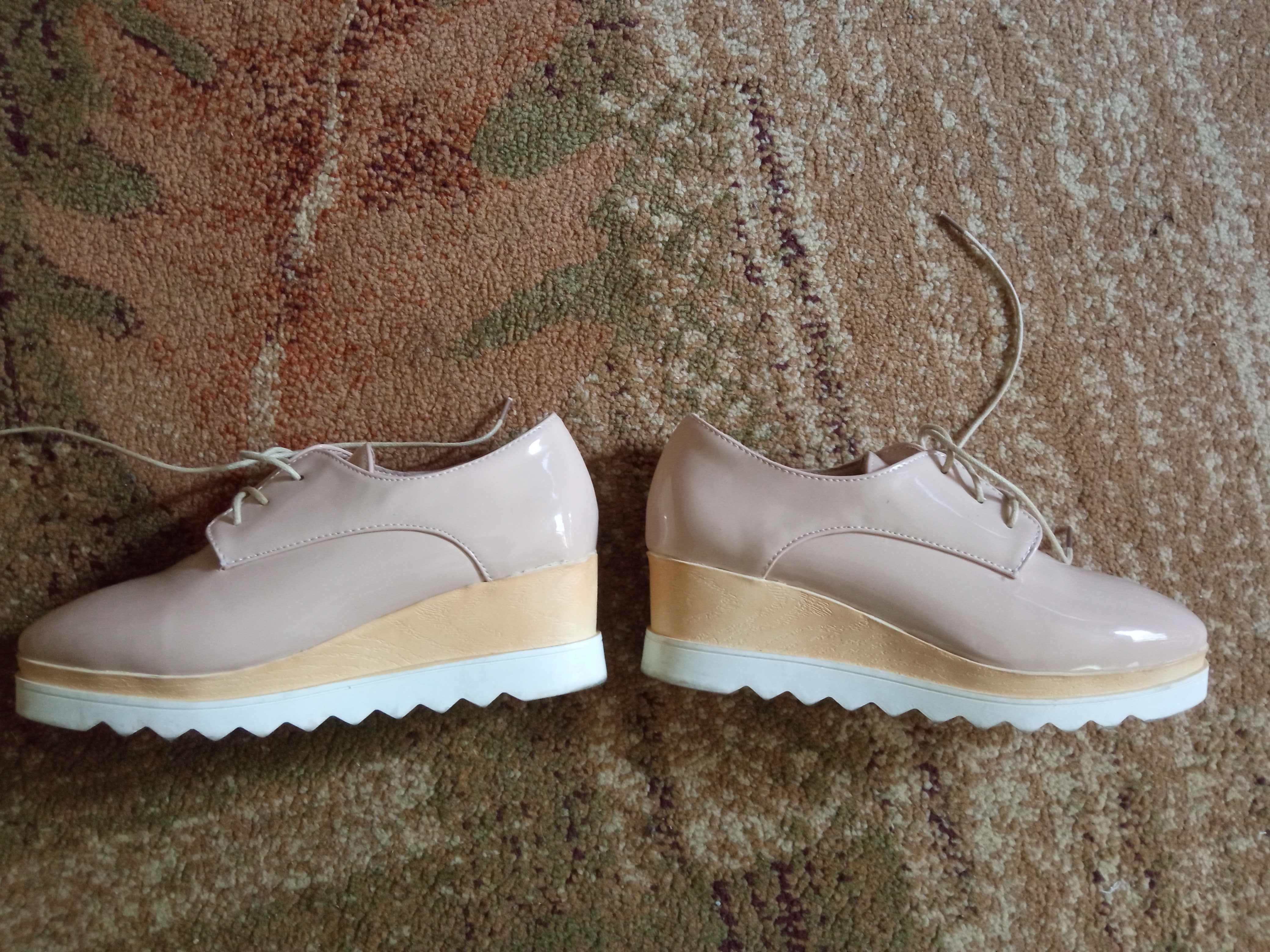 Buty na koturnie, kolor nude, cieliste, kwadratowy nosek modne r.38/39