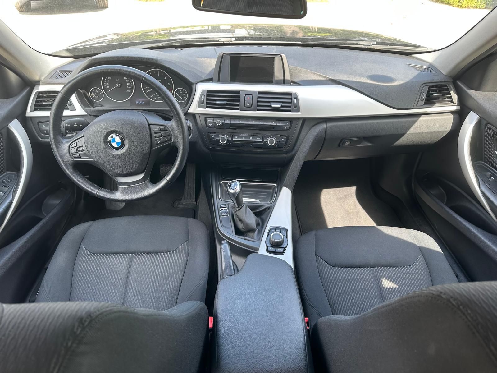Czarne BMW 318 kombi 2.0 diesel 143 KM
