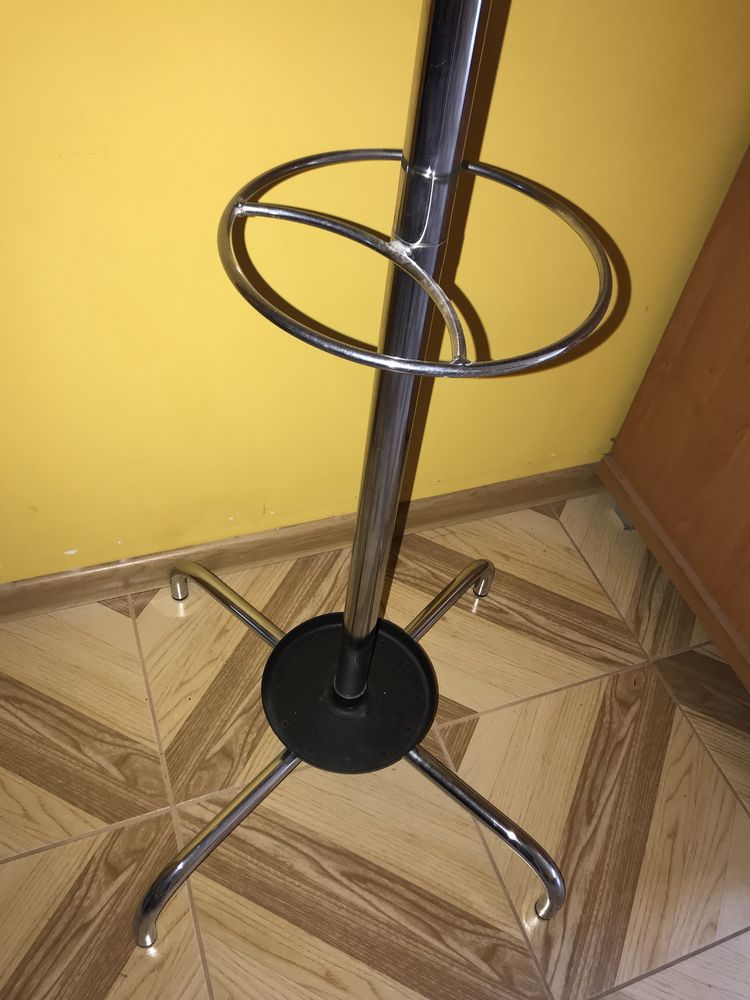 Solidny wieszak na ubrania stojący srebrny