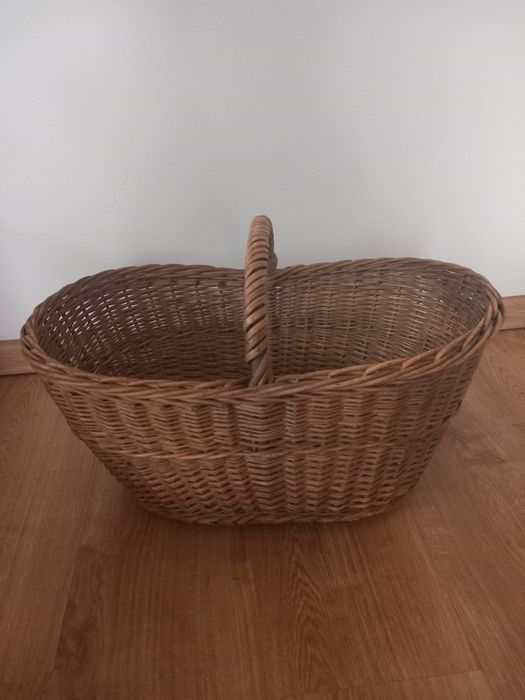 Duży kosz wiklinowy
