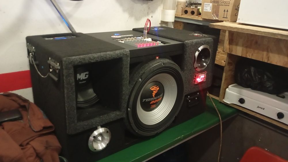 Caixa som automotivo