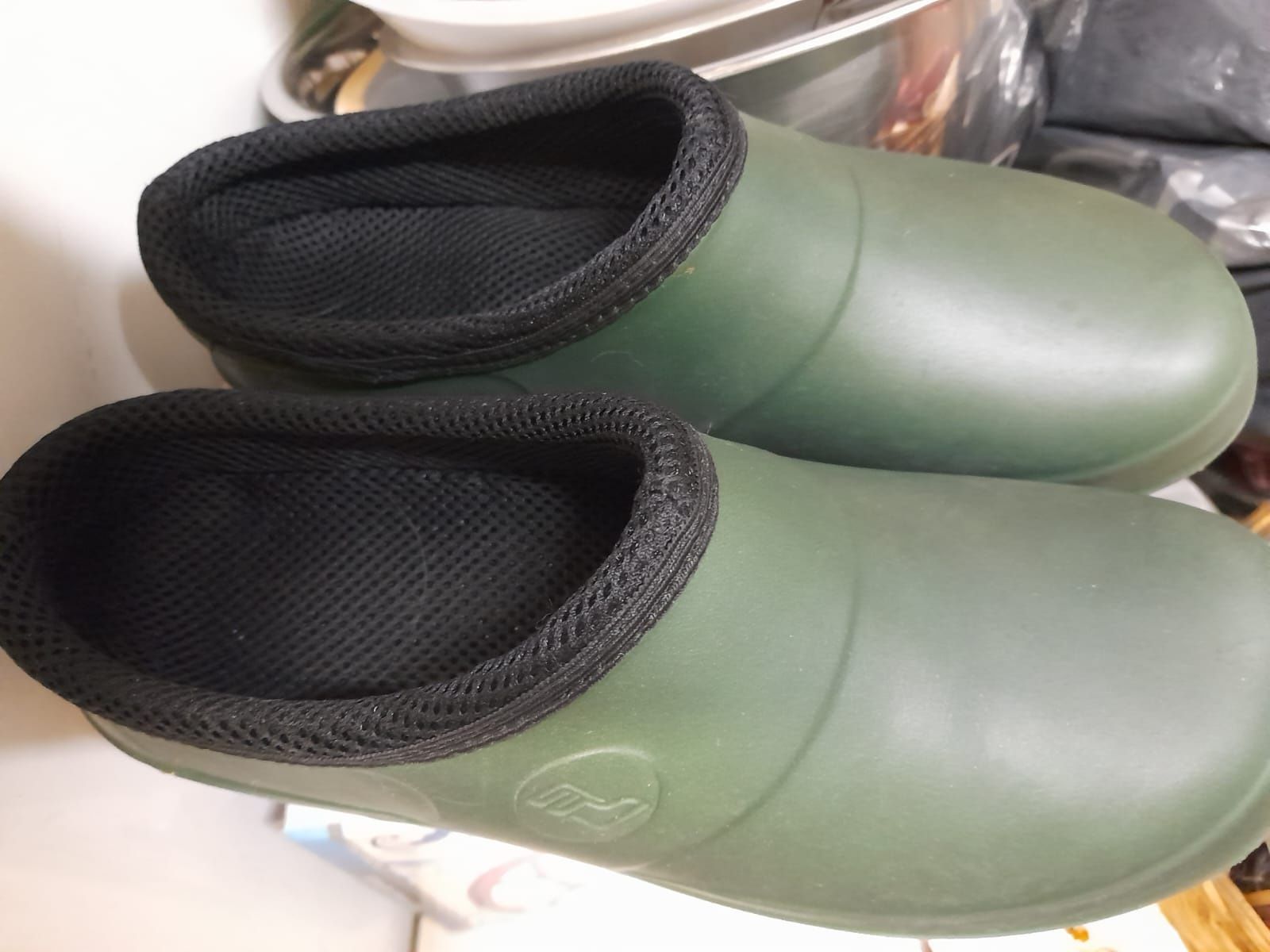 Wyprzedaż nowych Crocsów męskich produkcji Słowenii i Wietnamu w rozmi