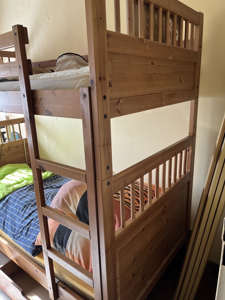 Dwupiętrowe łóżko z drewna