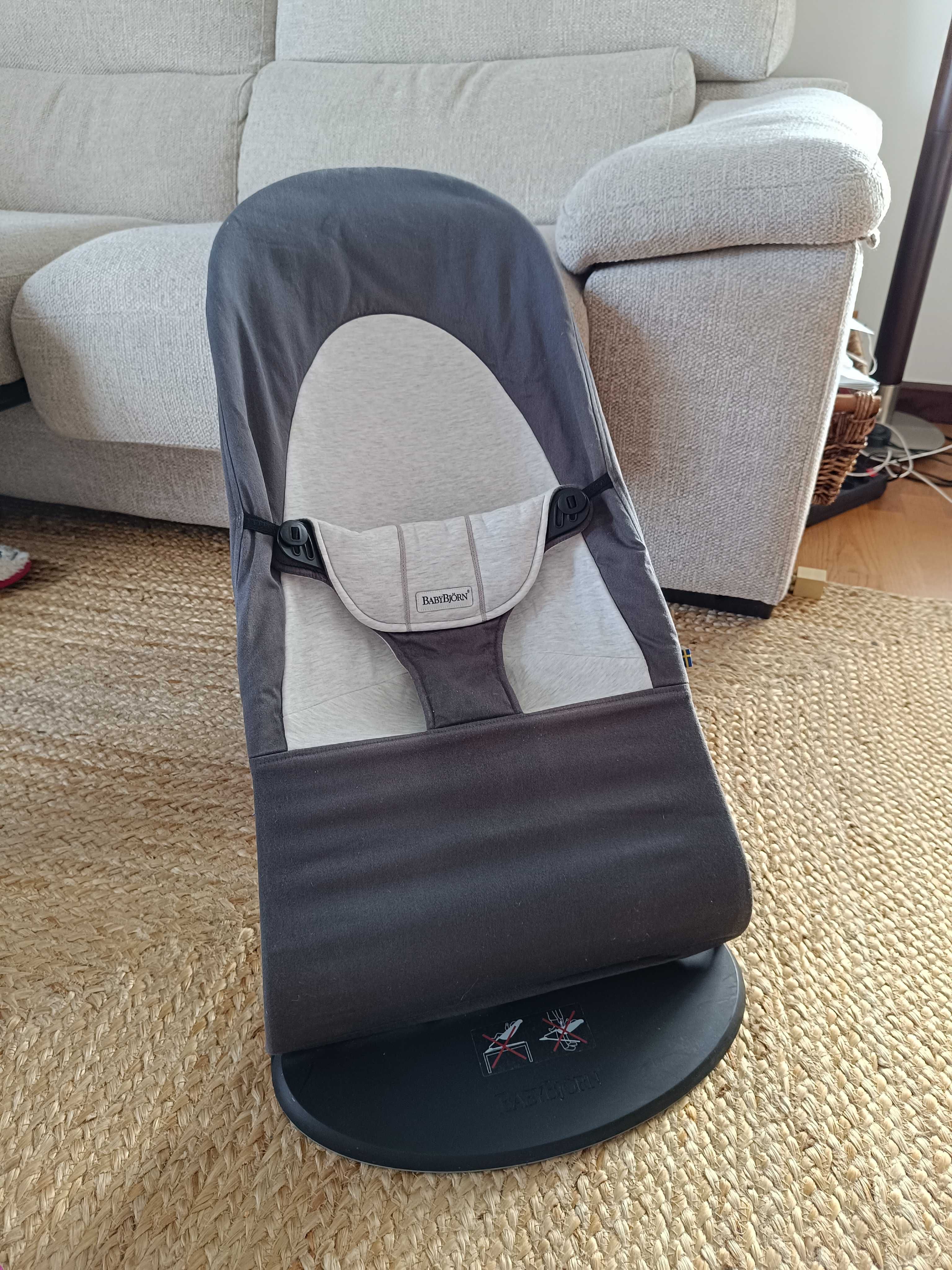 Espreguiçadeira de bebé da BabyBjorn, como nova, brinquedo incluído