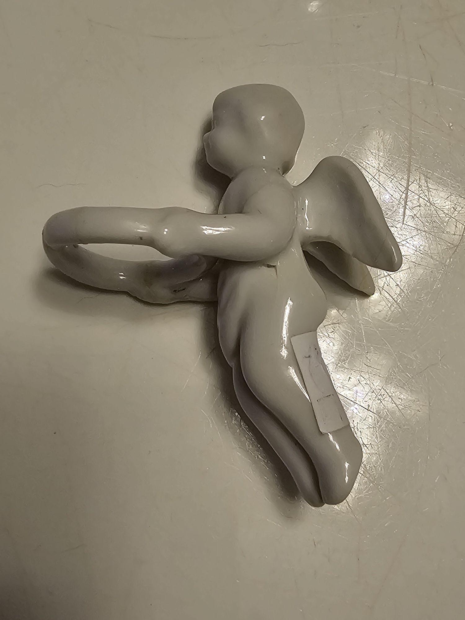 Aniołek porcelanowy .