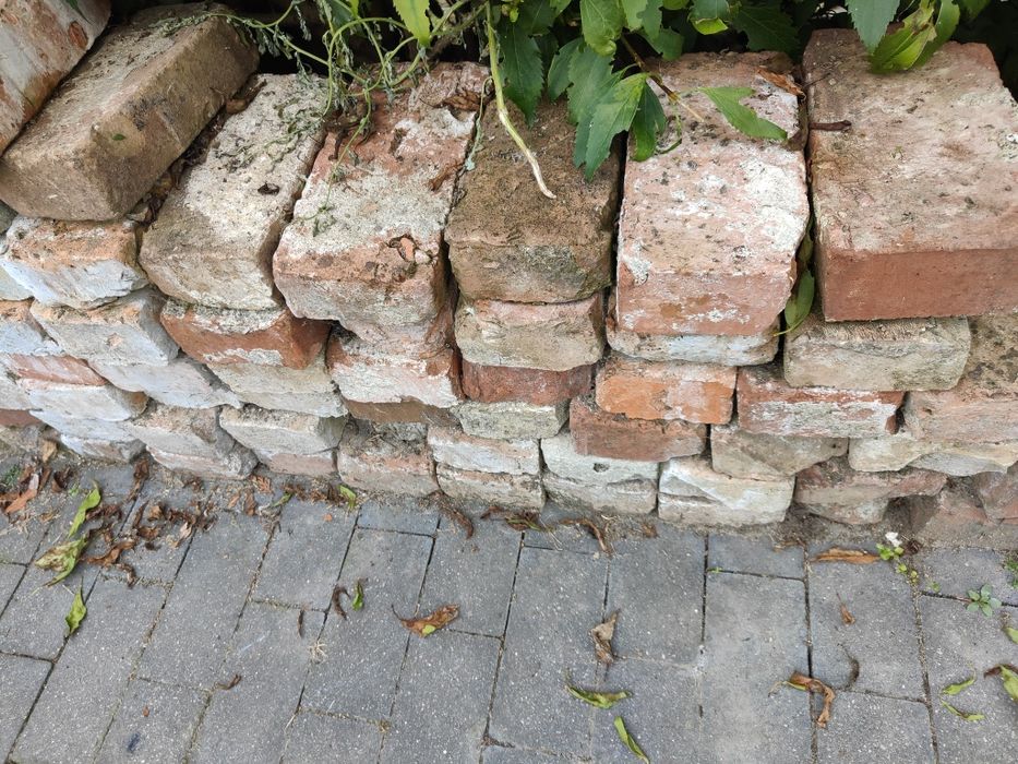 Stara cegła rozbiórkowa