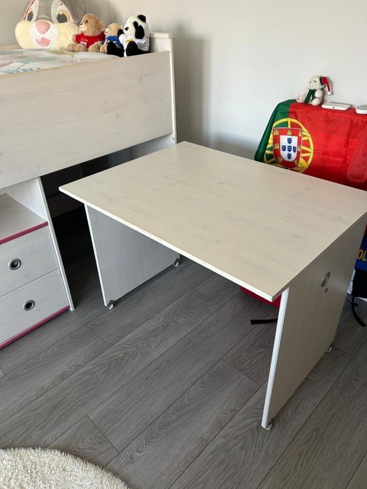 Cama de solteiro elevada com secretaria