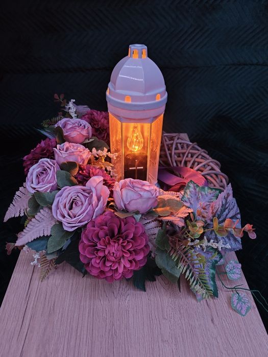 Stroik na pomnik w wersji wianka. Znicz nie jeest w komplecie.