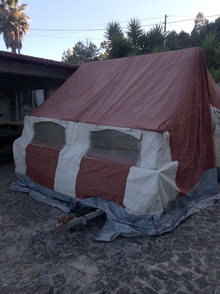 Vendo atrelado tenda