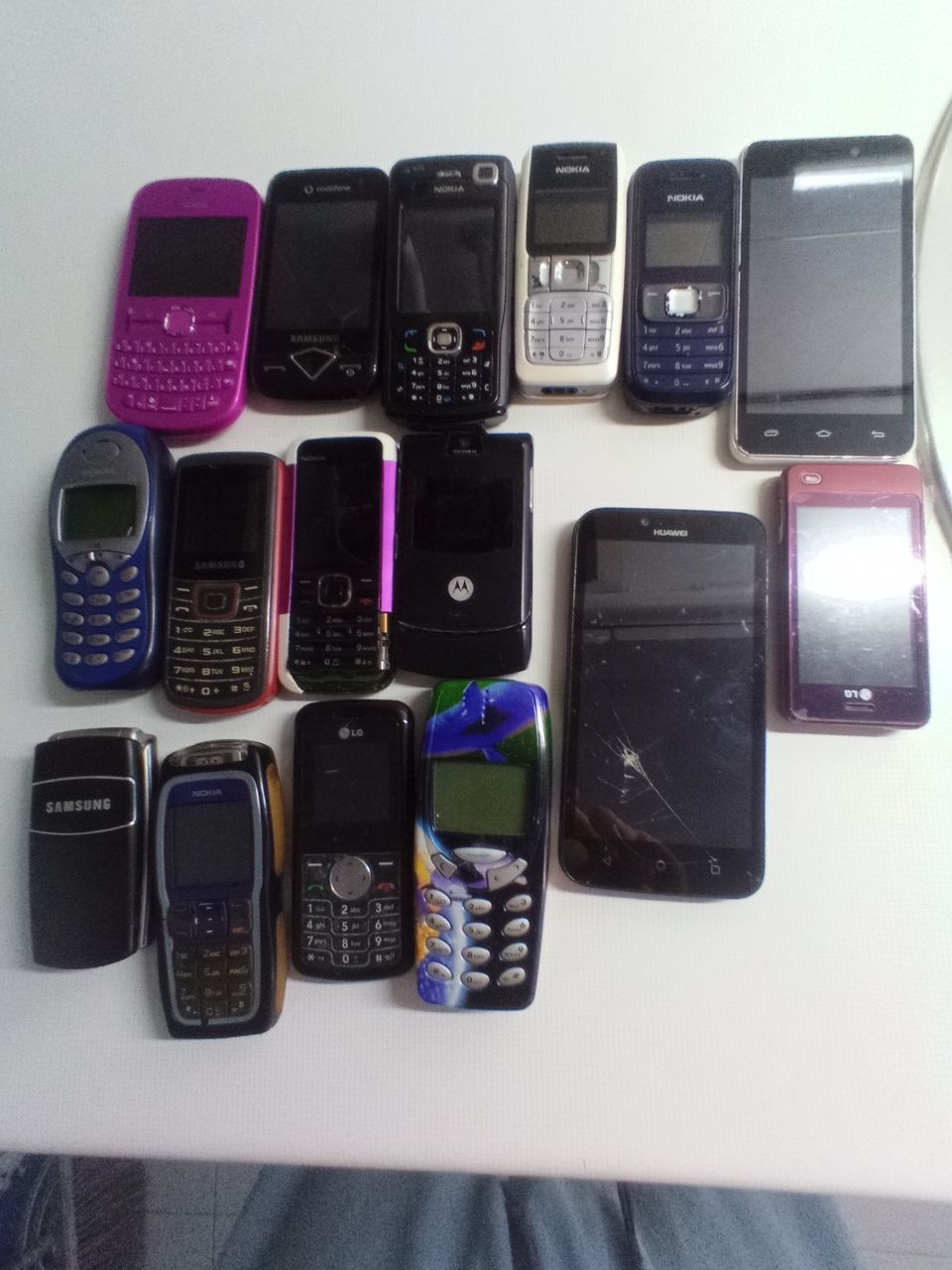 Vários telemóveis várias marcas