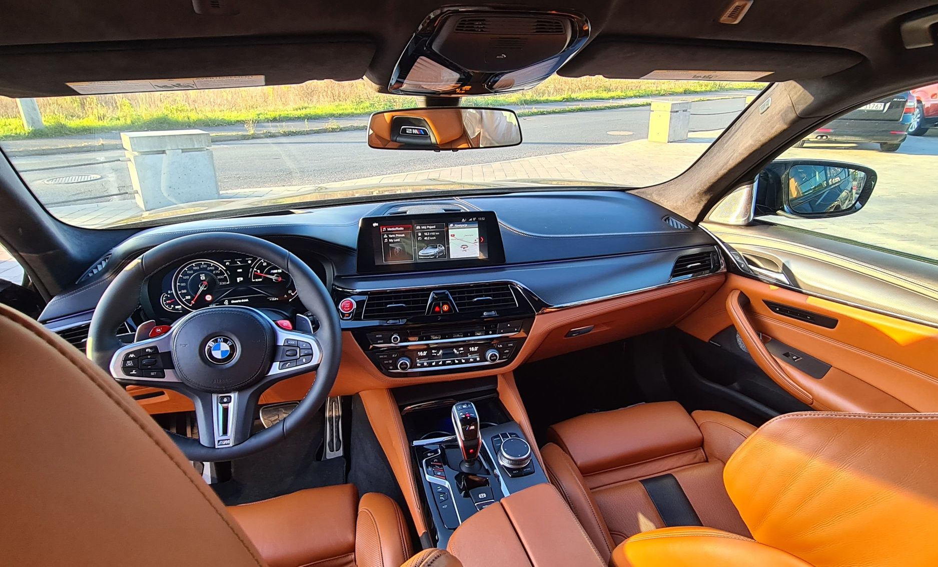 BMW Czarna M5 Bowers&Wilkins