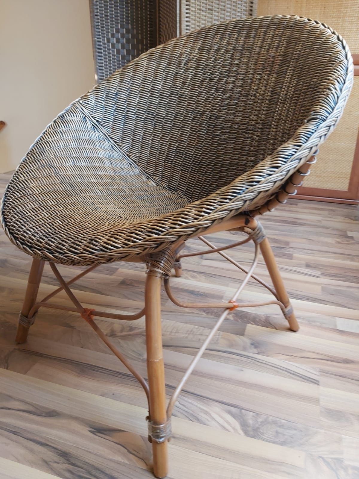 Pięknie pleciony designerski fotel rattanowy