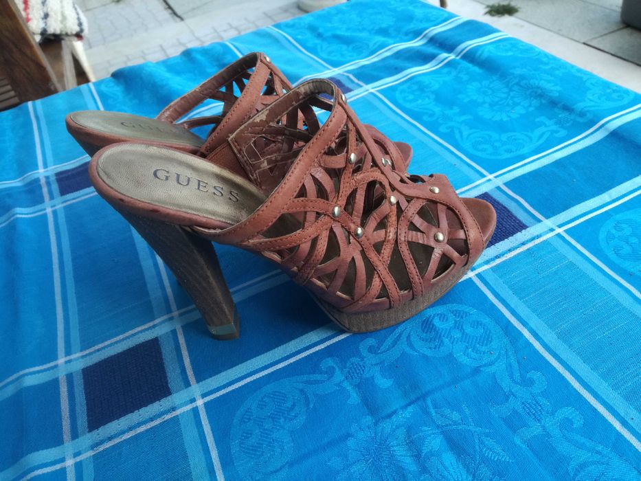 Sandálias socas moules em pele da Guess