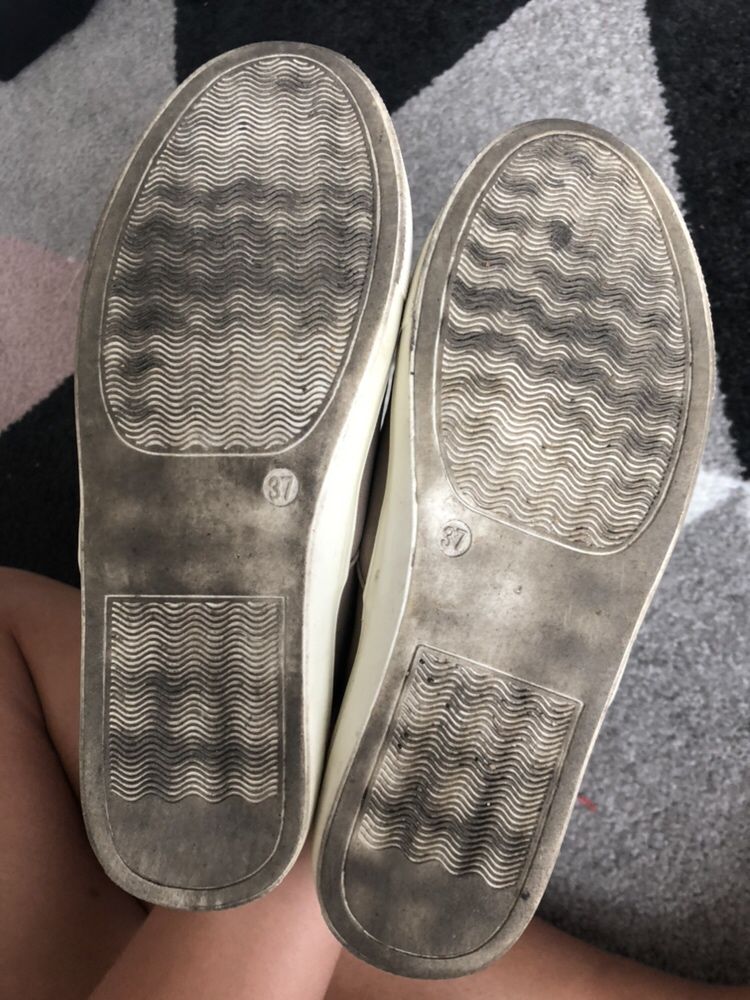 Beżowe buty slip on
