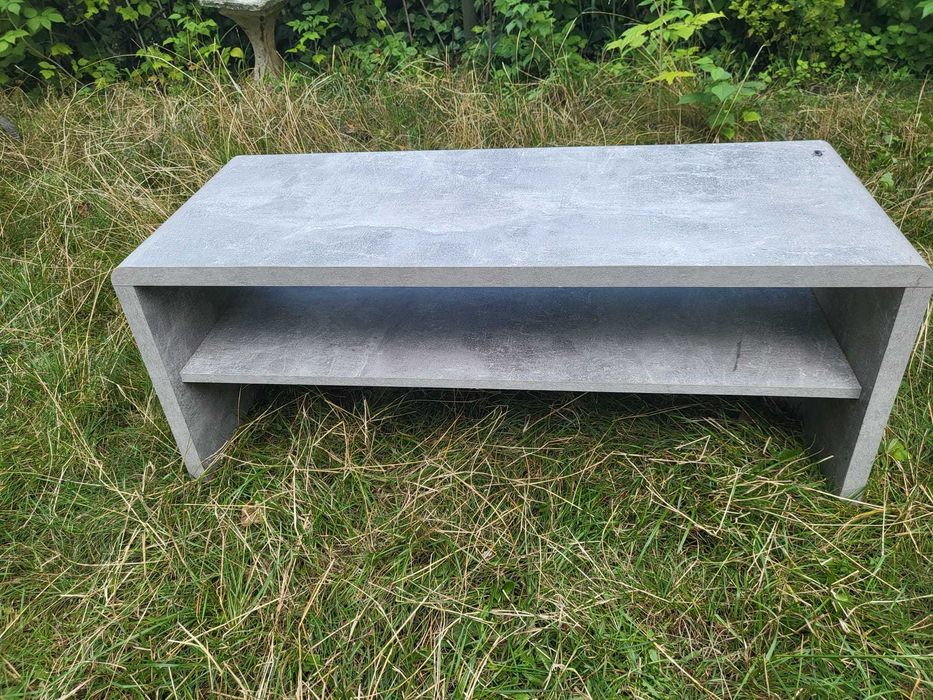 Ławeczka z półką – nowoczesna i praktyczna