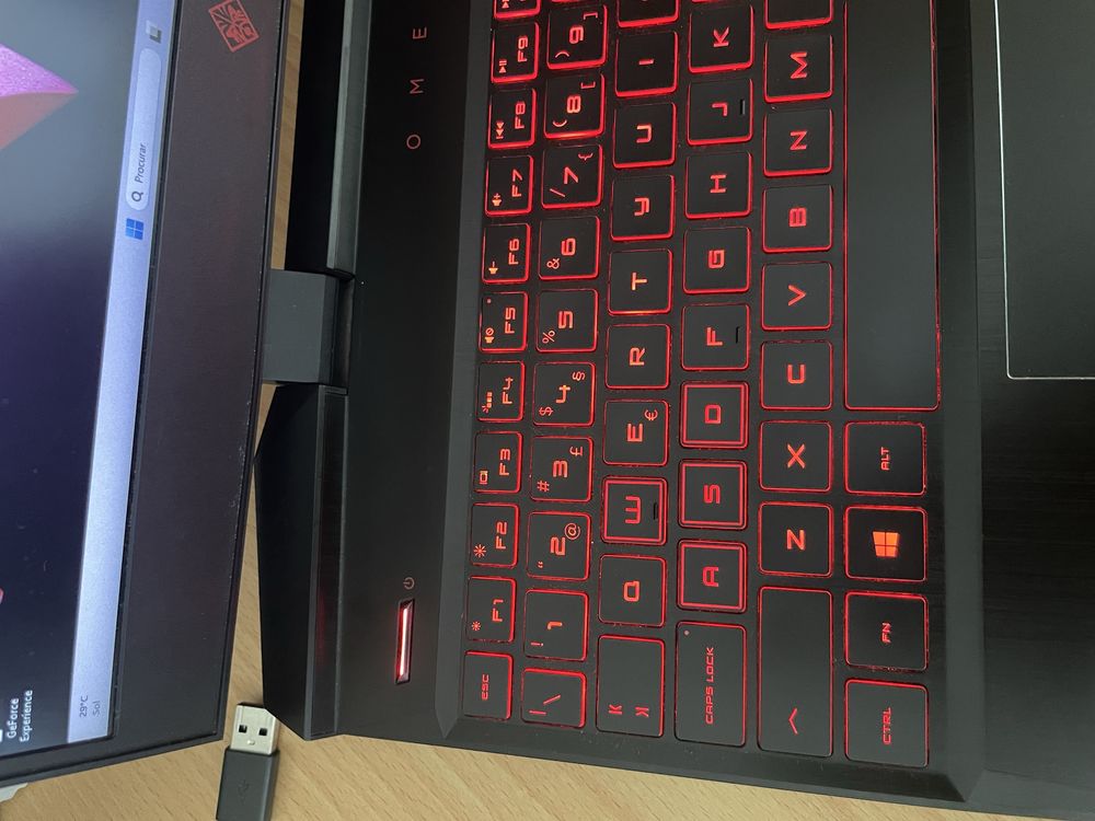 HP OMEN com carregador e Rato de oferta
