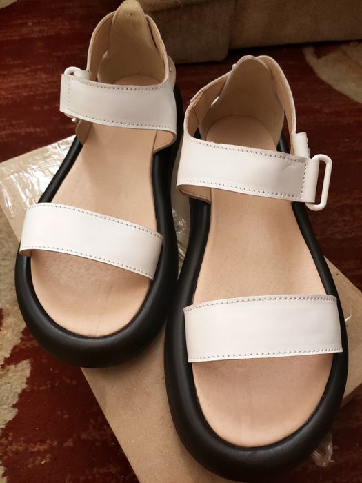 Босоніжки шкіряні нові