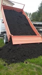 Otoczak polny mały samochód żwir piasek ziemia ogrodowa