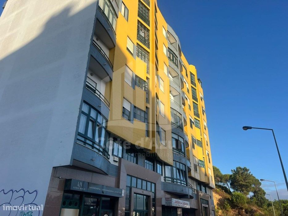 Apartamento T3 Parque da Paz Almada Arrecadação e Varandas