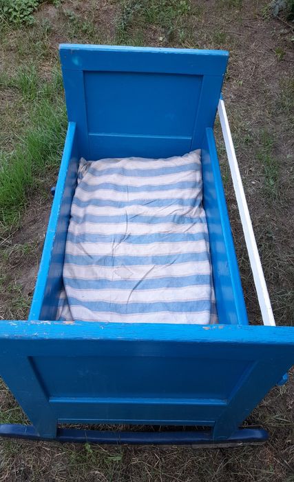 Drewniana kołyska na biegunach