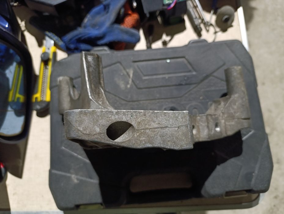 Кронштейн подушки двигателя правый VW Golf 05-14 Caddy 3 Touran 1