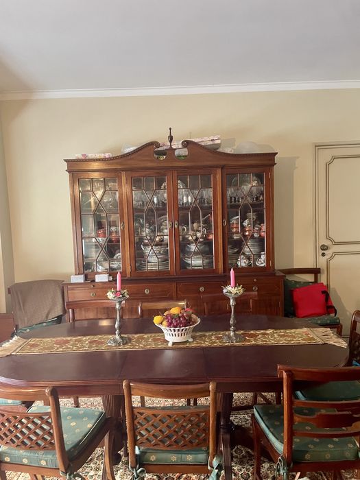 Sala de jantar de estilo inglês com 10 cadeiras palhinha