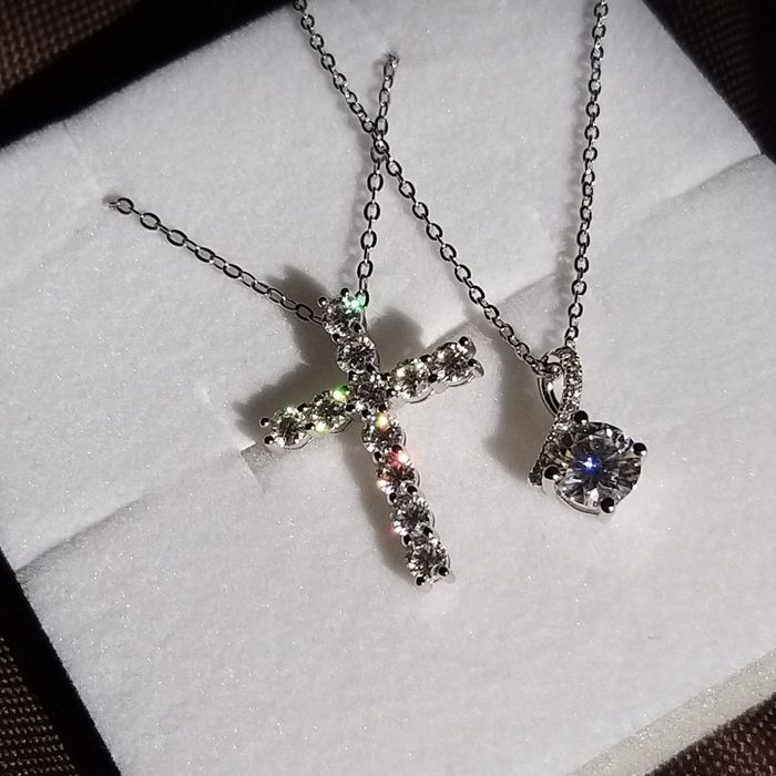 Хрестик срібний з муасанітами, муасаніт синтетичний діамант